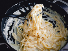 Como você cozinha macarrão ao molho branco? Esses detalhes no modo de preparo faz toda a diferença no sabor do prato