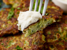 Sem farinha nem fritura: como fazer bolinhos de acelga e queijo fáceis e fofinhos