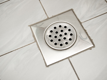 Nada de cheiro de esgoto nos ralos: 3 truques para fazer a limpeza corretamente e acabar com o odor