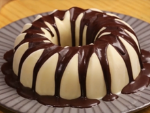 Essa é a melhor receita de bolo de sorvete de todas: sabor suave, cobertura cremosa e muito refrescante