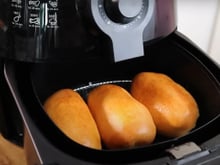 Pão caseiro de 12 minutos na airfryer: bisnaga de leite é fácil de fazer e fica bem fofinha