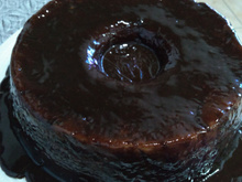 Bolo de fubá fofinho com cobertura de chocolate