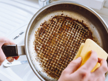 É isso que eu faço para tirar o queimado da panela antiaderente, sem dor de cabeça e sem esforço