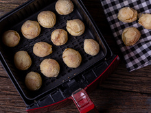 Pão de queijo congelado na airfryer: o tempo certo e temperatura ideal para que fique crocante por fora e macio por dentro