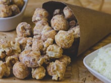 O segredo para fazer a pipoca gourmet de leite ninho perfeita: faça essa receita para celebrar o Dia da Pipoca com as crianças