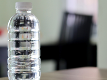 Adeus moscas e mosquitos: pendure uma garrafa com água e vinagre na sua área externa e veja o que acontece