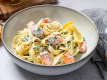 O macarrão cremoso com salmão da minha sogra é o prato favorito da nossa família