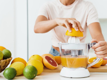 Esse espremedor de frutas portátil e recarregável está por menos da metade do preço e garante suco fresquinho em qualquer lugar