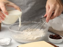 Pode substituir leite integral por desnatado nas receitas? Entenda o que muda no resultado final
