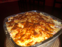 Talharim com molho branco, presunto e queijo