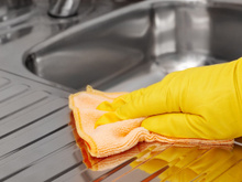 Erro de cozinha que você COM CERTEZA faz em casa: pano molhado na pia! Entenda o motivo