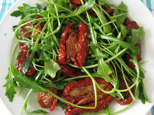 Salada de rúcula com tomate seco