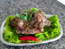 Costeleta de cordeiro ao molho de hortelã