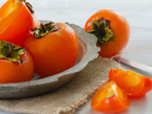 Benefícios do caqui: o que acontece com o seu corpo ao ingerir 100g da fruta