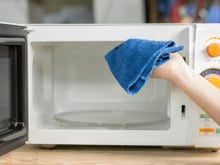 Como limpar o micro-ondas de forma fácil e rápida