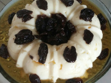 Manjar cremoso de coco com calda de ameixas