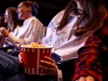 Como você é manipulado a sempre comprar a pipoca maior no cinema e nem percebe