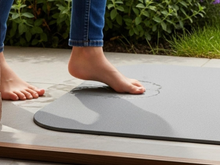 Adeus ao piso molhado: tapete de pedra que absorve água sai pela metade do preço