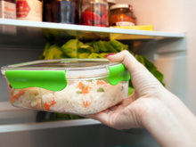 Quanto tempo o arroz cozido pode ficar na geladeira? Siga essa dica para não ter intoxicação alimentar!