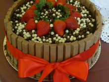 Bolo de chocolate com cobertura de ganache e morango