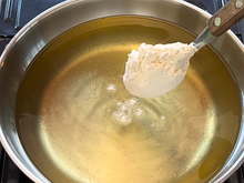 Coloque uma colher de farinha no óleo quente e veja a mágica acontecer: sempre uso esse truque para fazer frango, batatas e peixes