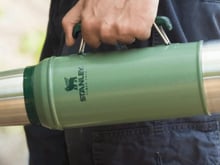 Mega Oferta Prime: Garrafa Stanley Classic de 1 litro está pela metade do preço