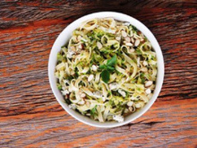 Talharim com alho poró, abobrinhas e amêndoas