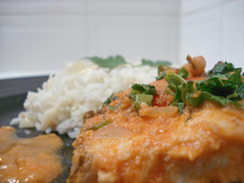 Postas de cação ao molho vermelho com coco