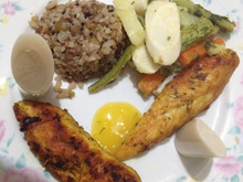 Frango com alecrim e legumes salteados