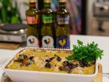 Peito de frango gratinado com gorgonzola e ameixa