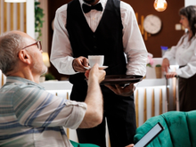 No restaurante, sempre passo os pratos para o garçom para ajudá-lo: a psicologia revelou o que isso significa