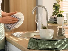 Especialistas em limpeza concordam que você deve sempre ter dois panos de prato em utilização na sua cozinha e aqui está por quê
