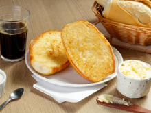 Nem margarina, nem azeite: esse é o melhor ingrediente para usar no pão na chapa se quiser a casquinha perfeita