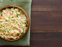 O calor está de matar e você só quer um prato refrescante? Então anota, printa ou salva como fazer essa salada tropical