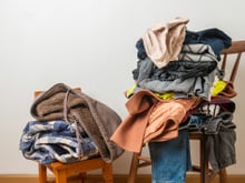 A psicologia afirma que o hábito de deixar roupas na cadeira não é apenas desorganização: o TudoGostoso explica