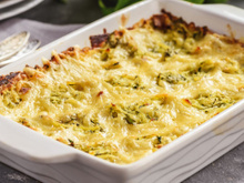 Essa lasanha de abobrinha ralada com presunto e mussarela vai se tornar seu novo prato favorito!