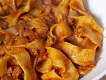 Receita de macarrão talharim à bolonhesa melhor que de restaurante: o segredo para o molho encorpado e muito saboroso