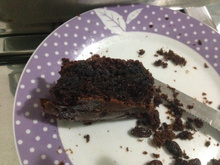 Bolo de chocolate fácil com ameixa e passas