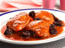 Sobrecoxas assadas com ameixa, vinho madeira e suco de laranja