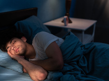 Inés Moreno, traumatologista: "O fato de dormir do lado direito causar refluxo é um mito"