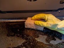 Nem vinagre nem bicarbonato de sódio: como remover a gordura incrustada do forno em 6 passos simples