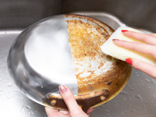 O jeito mais rápido de limpar panela queimada não é com detergente nem esponja de aço e eu posso garantir