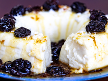 Manjar de coco com calda de ameixa: sobremesa geladinha e cremosa que não pode faltar nos dias de calor