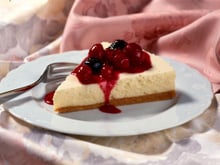 Torta Galak com calda de frutas vermelhas