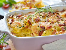 Fico com água na boca toda vez que penso nessa batata gratinada com bacon