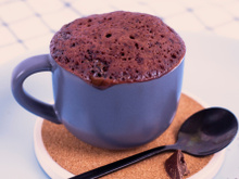 Nem açúcar, nem culpa: brownie sem forno só leva 3 ingredientes, é baixo em calorias e fica pronto em 3 minutos