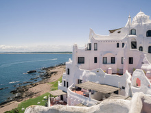 Não é Santorini! Esse lugar que parece a Grécia fica pertinho do Brasil e é um verdadeiro paraíso