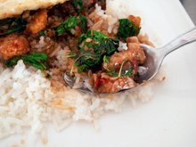 Barriga de porco com arroz ao caldo de feijão, ovo e banana