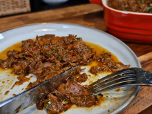 Minha família não quer outra coisa: carne de panela na pressão com molho de cebola caramelizada que desmancha no garfo