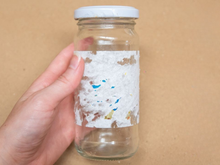 Se sua mãe não te ensinou, eu te ensino como tirar cola dos adesivos nos potes de vidro, você só precisa de 1 item!